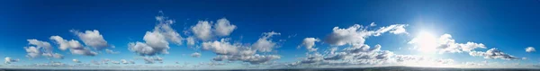 Şehrin Üzerindeki Dramatik Bulutların Gökyüzünün Yüksek Açılı Görüntüsü Görkemli Bulutların — Stok fotoğraf
