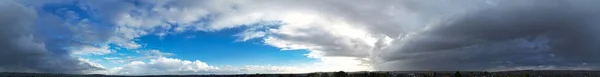 朝の空のカラフルな雲のパノラマビュー — ストック写真