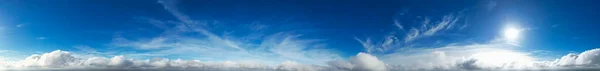 朝の空のカラフルな雲のパノラマビュー — ストック写真