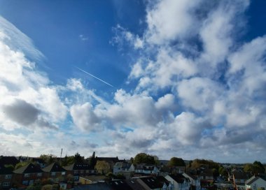 İngiliz şehrinin üstündeki bulutlu gökyüzünün gündüz manzarası 