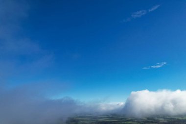 İngiliz şehrinin üstündeki bulutlu gökyüzünün gündüz manzarası 