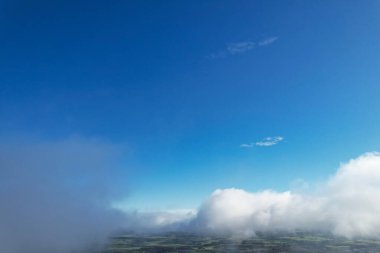 İngiliz şehrinin üstündeki bulutlu gökyüzünün gündüz manzarası 