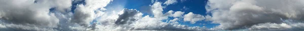 城市上空多云天空的日间视图 — 图库照片