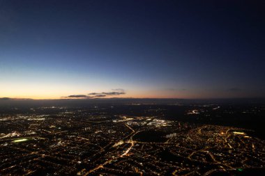 Geceleri şehrin havadan görünüşü 