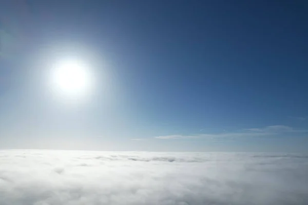 白天在雾蒙蒙的云雾中俯瞰着无人机 — 图库照片