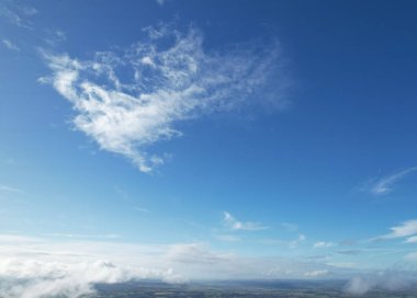 İngiliz şehrinin üstündeki bulutlu gökyüzünün gündüz manzarası 
