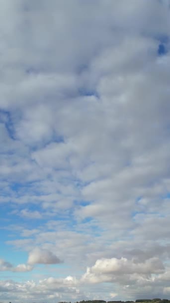 イギリス上空での劇的な雲の動き ドローンのカメラの高角度映像 — ストック動画