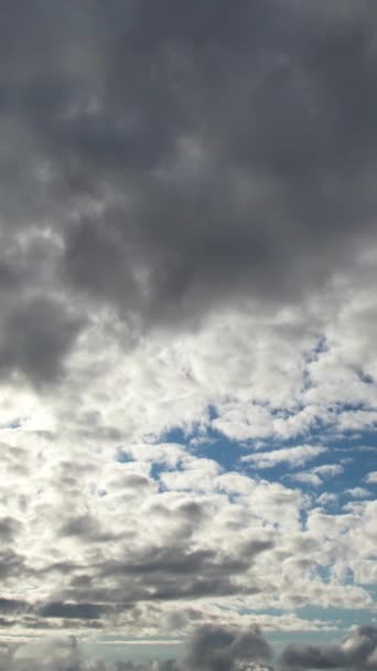 Движущиеся Драматичные Облака Над Англией Высокий След Камеры Дрона — стоковое видео