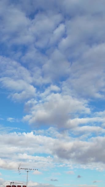 Движущиеся Драматичные Облака Над Англией Высокий След Камеры Дрона — стоковое видео
