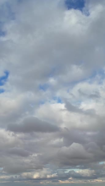 Κινώντας Δραματικά Σύννεφα Πάνω Από Την Αγγλία Κάμερα Του Drone — Αρχείο Βίντεο