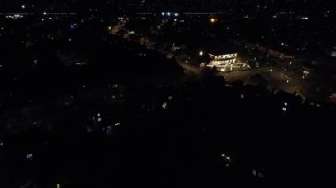 Geceleri Luton Town of England 'ın muhteşem hava manzarası. İHA 'nın kamerasıyla Yüksek Açı Görüntüsü