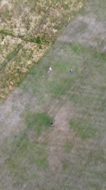 İngiltere 'nin Luton kasabasındaki yerel halk parkının gündüz görüntüsü.