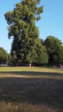 İngiltere 'nin Luton kasabasındaki yerel halk parkının yüksek açılı görüntüleri.