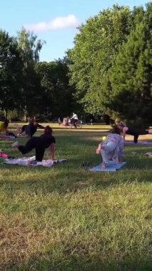 ENGLAND, LUTON TOWN - 04th April 2022: Genç İngiliz Kadınlardan oluşan bir grup, Wardown Halk Parkı Yüksek Açılı Görüntü Parkı 'nda egzersiz yapıyor. Luton Kasabası 'nda Parlak Güneşli Gün