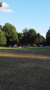 ENGLAND, LUTON TOWN - 04th April 2022: Genç İngiliz Kadınlardan oluşan bir grup, Wardown Halk Parkı Yüksek Açılı Görüntü Parkı 'nda egzersiz yapıyor. Luton Kasabası 'nda Parlak Güneşli Gün