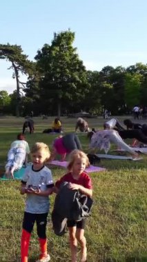 ENGLAND, LUTON TOWN - 04th April 2022: Genç İngiliz Kadınlardan oluşan bir grup, Wardown Halk Parkı Yüksek Açılı Görüntü Parkı 'nda egzersiz yapıyor. Luton Kasabası 'nda Parlak Güneşli Gün