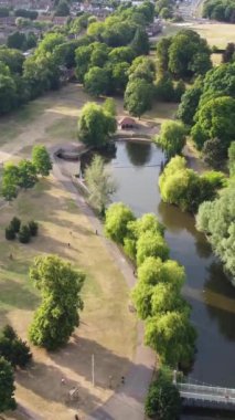 İngiltere 'nin Luton kasabasındaki yerel halk parkının yüksek açılı görüntüleri..