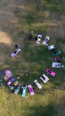 ENGLAND, LUTON TOWN - 04th April 2022: Genç İngiliz Kadınlardan oluşan bir grup, Wardown Halk Parkı Yüksek Açılı Görüntü Parkı 'nda egzersiz yapıyor. Luton Kasabası 'nda Parlak Güneşli Gün