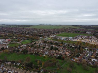 Rüzgârlı ve bulutlu bir günde Luton şehrinin hava manzarası