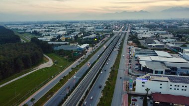 Günbatımında Antalya Alışveriş Merkezi ve Otoyollar