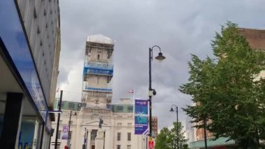 Central Luton and Shopping Mall with People in Central Luton City of England Luton Town, Birleşik Krallık 'ın çok kültürlü ve karışık bir şehridir.