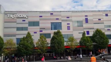 Central Luton and Shopping Mall with People in Central Luton City of England Luton Town, Birleşik Krallık 'ın çok kültürlü ve karışık bir şehridir.