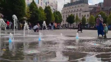 Luton İngiltere şehir merkezindeki Su Fıskiyelerinin Güzel Düşük Açılı Yavaş Sinema görüntüleri.