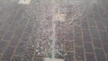 Luton İngiltere şehir merkezindeki Su Fıskiyelerinin Güzel Düşük Açılı Yavaş Sinema görüntüleri.