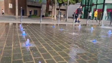 Luton İngiltere şehir merkezindeki Su Fıskiyelerinin Güzel Düşük Açılı Yavaş Sinema görüntüleri.