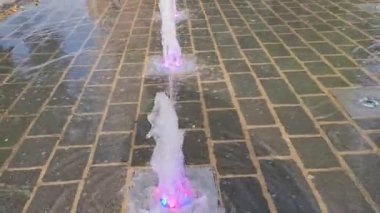 Luton İngiltere şehir merkezindeki Su Fıskiyelerinin Güzel Düşük Açılı Yavaş Sinema görüntüleri.