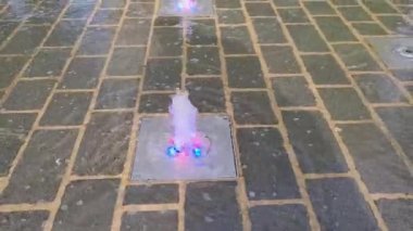 Luton İngiltere şehir merkezindeki Su Fıskiyelerinin Güzel Düşük Açılı Yavaş Sinema görüntüleri.