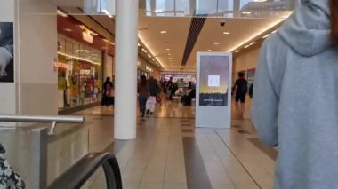 Central Luton and Shopping Mall with People in Central Luton City of England Luton Town, Birleşik Krallık 'ın çok kültürlü ve karışık bir şehridir.