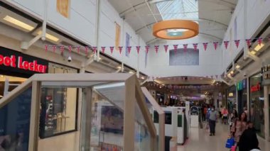 Central Luton and Shopping Mall with People in Central Luton City of England Luton Town, Birleşik Krallık 'ın çok kültürlü ve karışık bir şehridir.