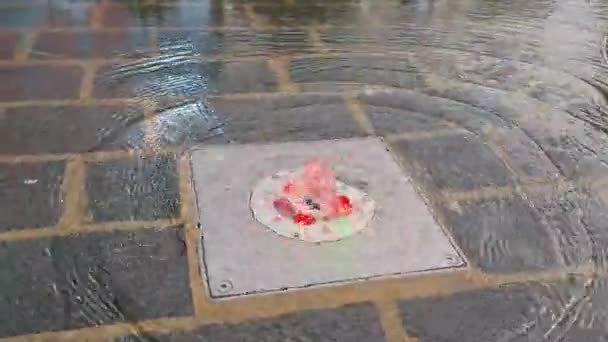 英国卢顿市中心色彩斑斓的水泉的美丽低角慢镜头 — 图库视频影像