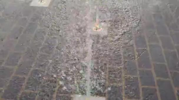 英国卢顿市中心色彩斑斓的水泉的美丽低角慢镜头 — 图库视频影像