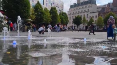 Luton Merkezi ve Alışveriş Merkezi Luton Kasabası 'nda Luton Kasabası' nda İnsanlarla Yavaş Sinema, Birleşik Krallık 'ın çok kültürlü ve karışık bir şehridir..