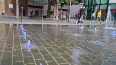 Luton Merkezi ve Alışveriş Merkezi Luton Kasabası 'nda Luton Kasabası' nda İnsanlarla Yavaş Sinema, Birleşik Krallık 'ın çok kültürlü ve karışık bir şehridir..