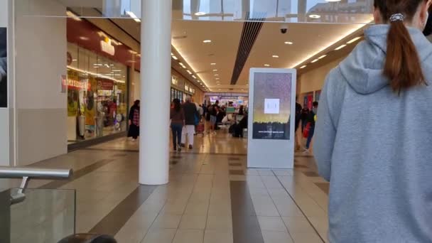 Slow Motion Beelden Van Central Luton Shopping Mall Met Mensen — Stockvideo
