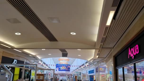 英国卢顿镇中卢顿市和中卢顿市购物商场的慢镜头融合了英国的社区和多文化城市 — 图库视频影像