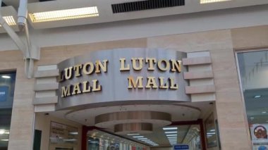 Luton Merkezi ve Alışveriş Merkezi Luton Kasabası 'nda Luton Kasabası' nda İnsanlarla Yavaş Sinema, Birleşik Krallık 'ın çok kültürlü ve karışık bir şehridir..