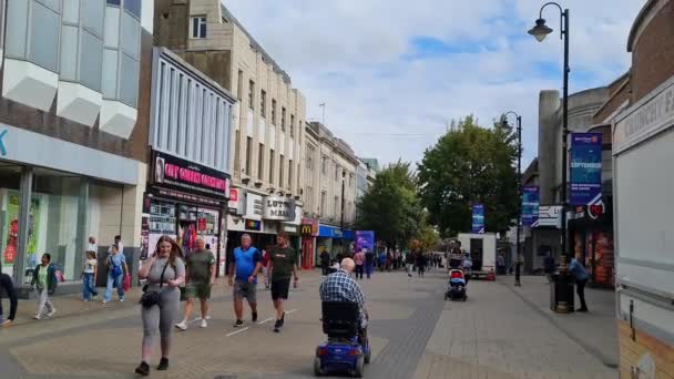 イングランド中央ルトン市の人々と中央ルトンとショッピングモールのスローモーション映像ルトンタウンは混合コミュニティと英国の多文化都市です — ストック動画