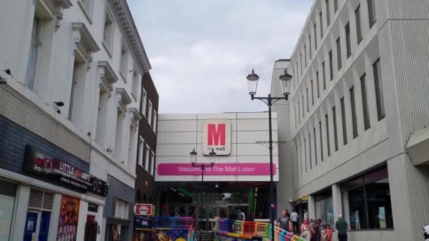 英国卢顿镇中卢顿市和中卢顿市购物商场的慢镜头融合了英国的社区和多文化城市 — 图库视频影像