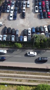 İHA 'nın Kamera Görüntüsü Saint Augustine Ave Luton' daki Konutların Yüksek Açı Görüntüsü