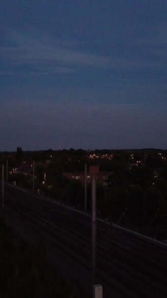 Воздушный След Английского Города Лутон Ночью — стоковое видео