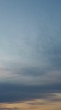 Şehrin üzerinde Güzel Bulutların Yüksek Açı Görünümü