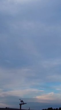 Şehrin üzerinde Güzel Bulutların Yüksek Açı Görünümü