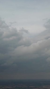 Şehrin üzerinde Güzel Bulutların Yüksek Açı Görünümü