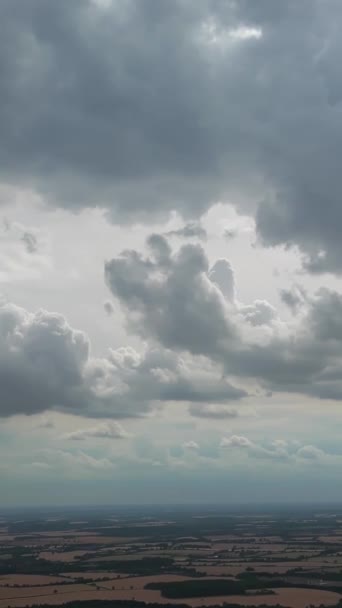 Magas Szögű Kilátás Gyönyörű Felhők Felett Város — Stock videók