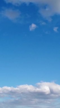 Şehrin üzerinde Güzel Bulutların Yüksek Açı Görünümü