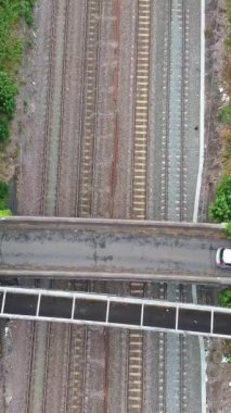 İngiltere 'den geçen raylardaki İngiliz Demiryolları. Drone Kamera Görünümü 